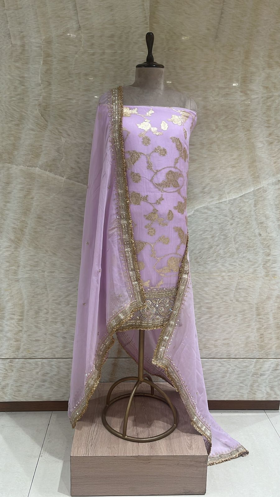 How to Choose the Perfect Fabric for Your Unstitched Suit