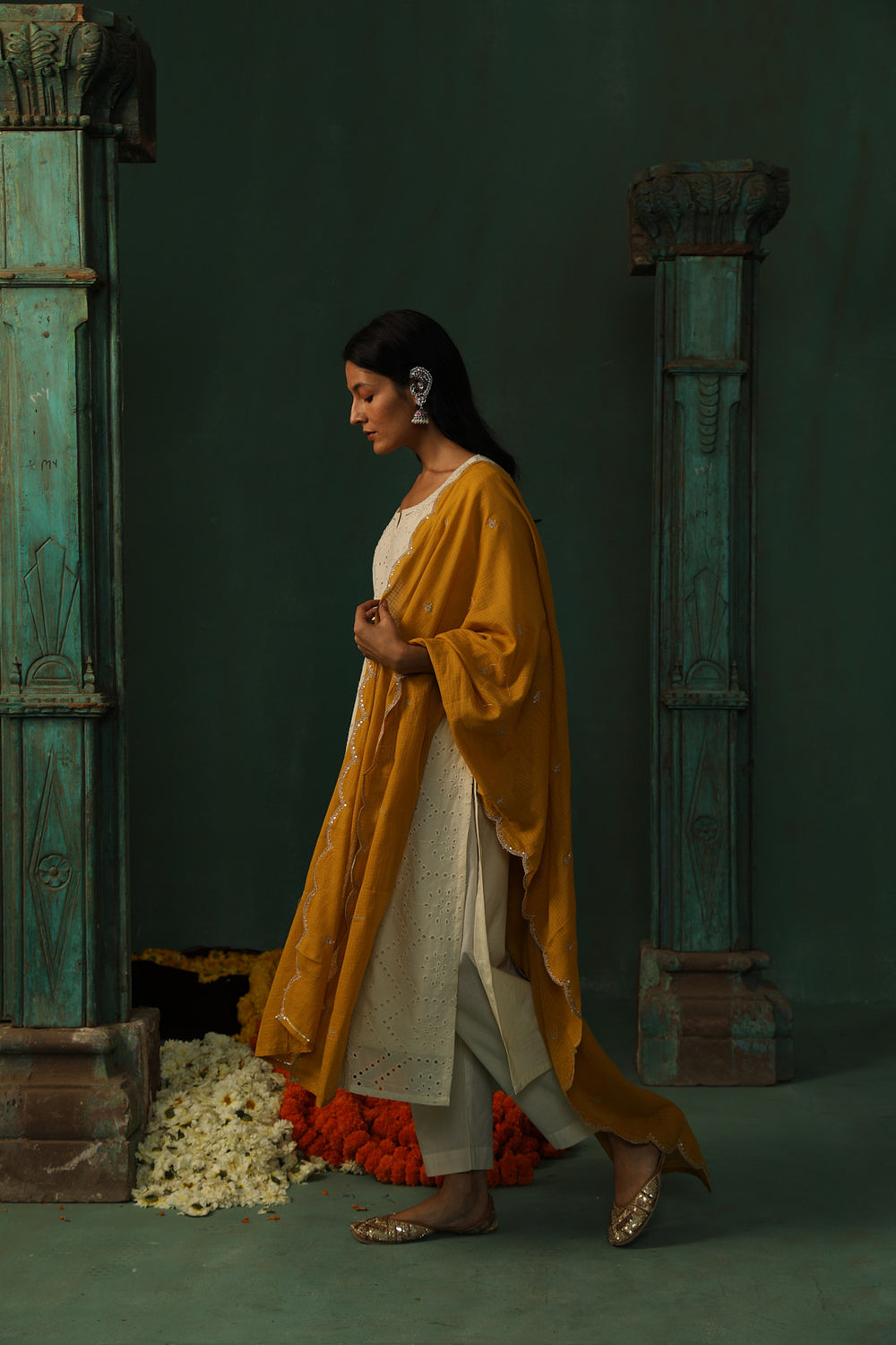 OFF WHITE SCHIFFLI COTTON SUIT SET (WITH PANTS AND DUPATTA)