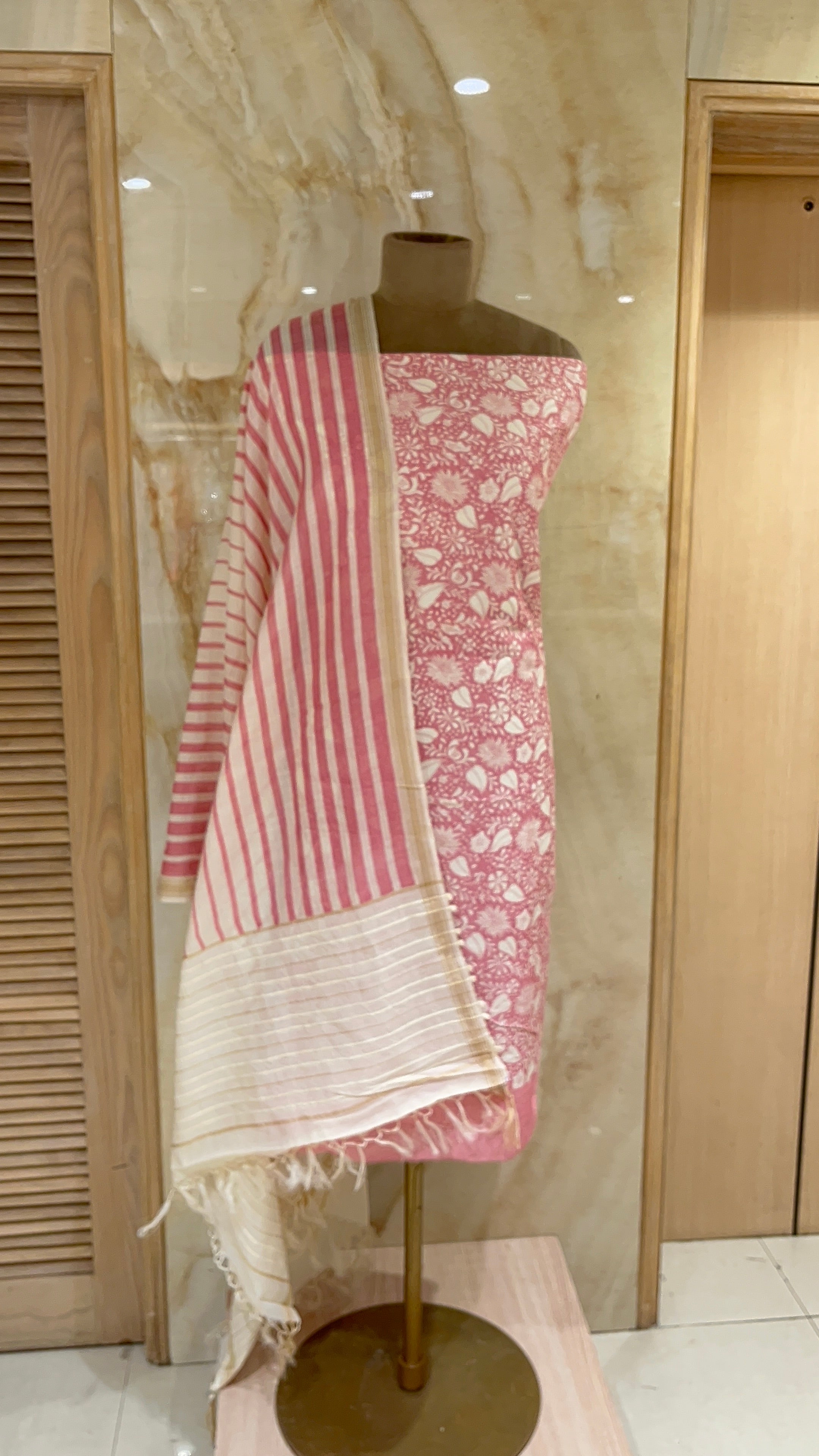 ELEGANT PINK FLORAL PRINT UNSTITCHED SUIT SET