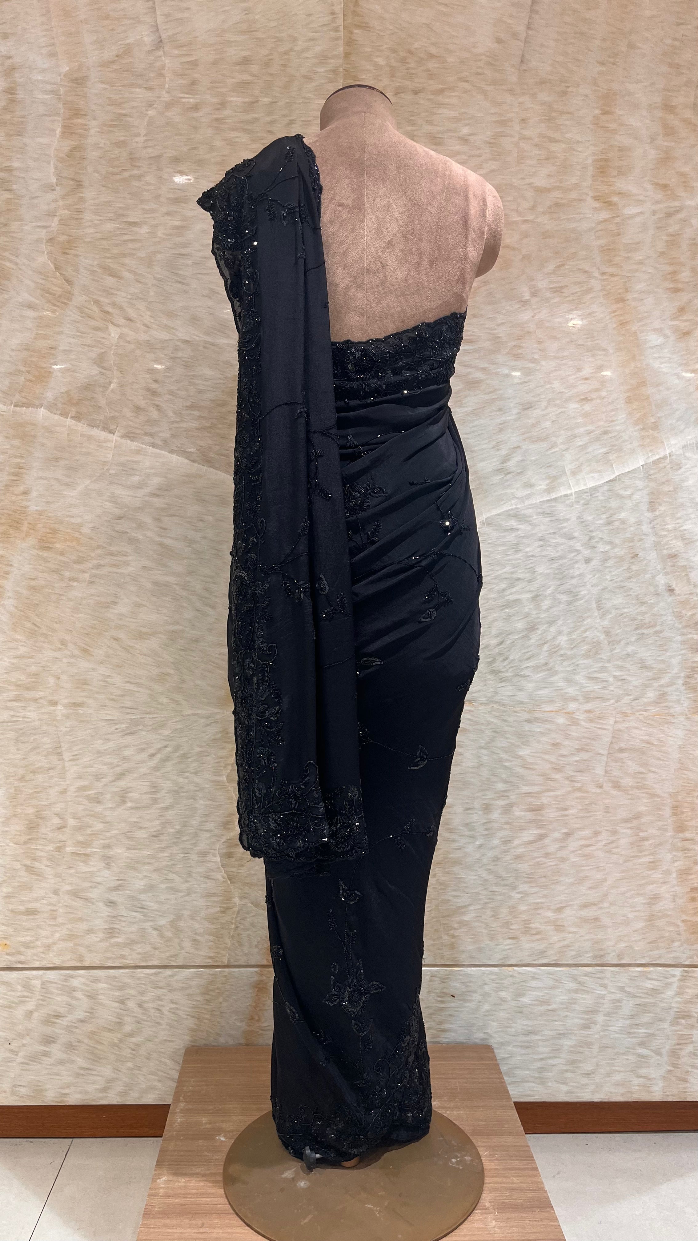ELEGANT DESIGNER SAREE WITH GRACEFUL DRAPE