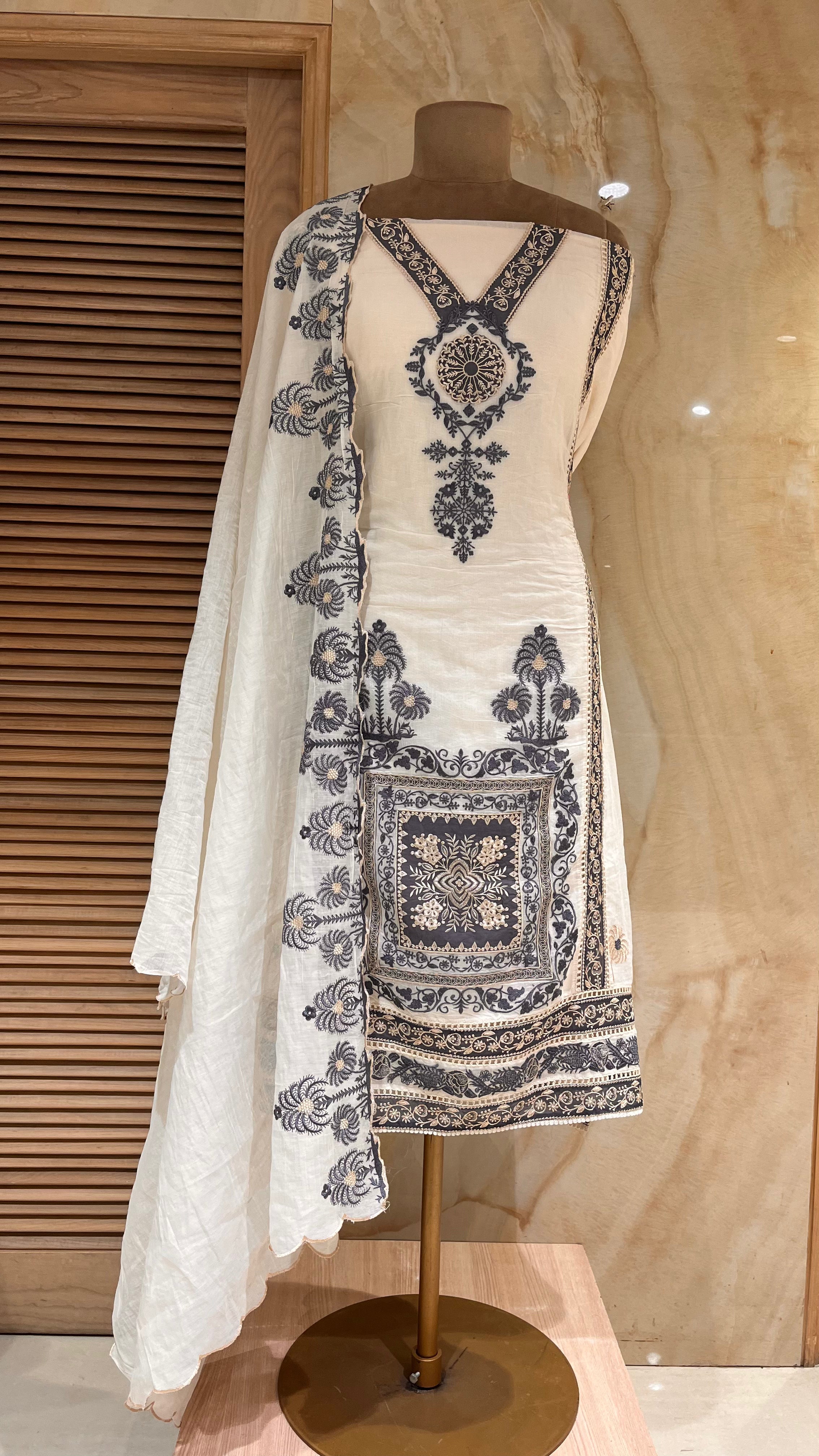 ELEGANT DESIGNER UNSTITCHED SUIT WITH DUPATTA
