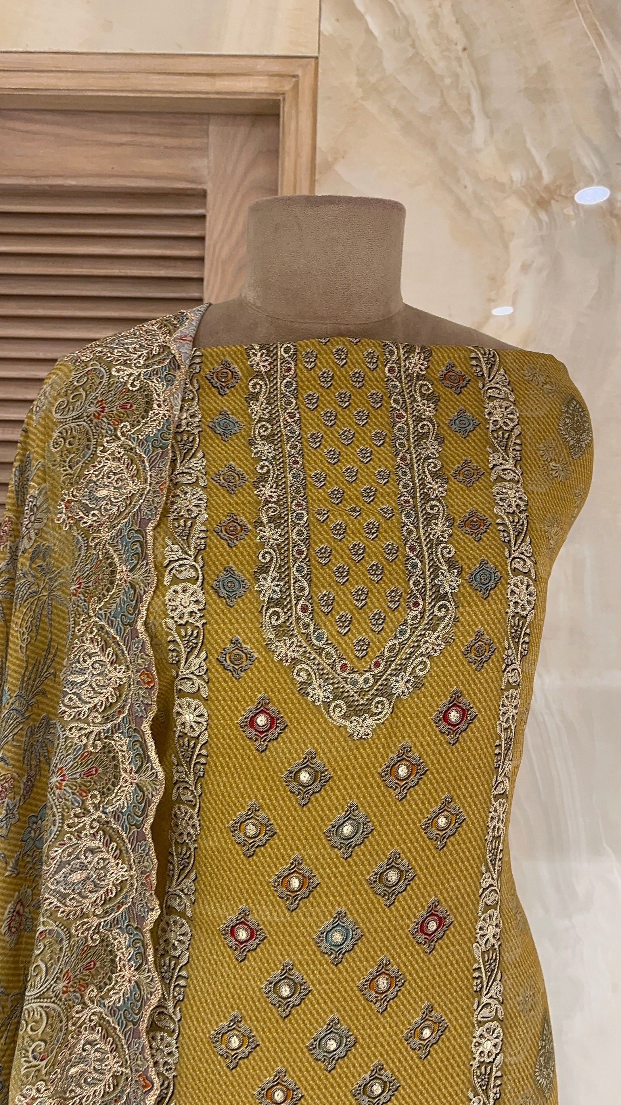 ELEGANT PRINTED UNSTITCHED SUIT SET