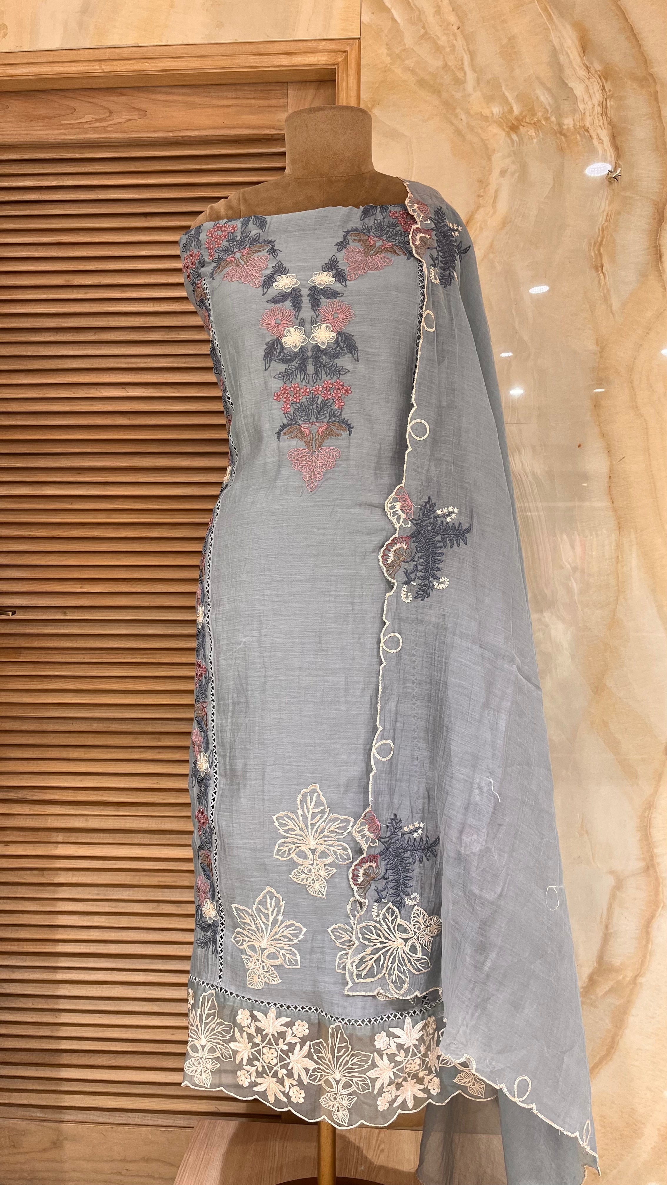 GRACEFUL TRADITIONAL UNSTITCHED SUIT SET