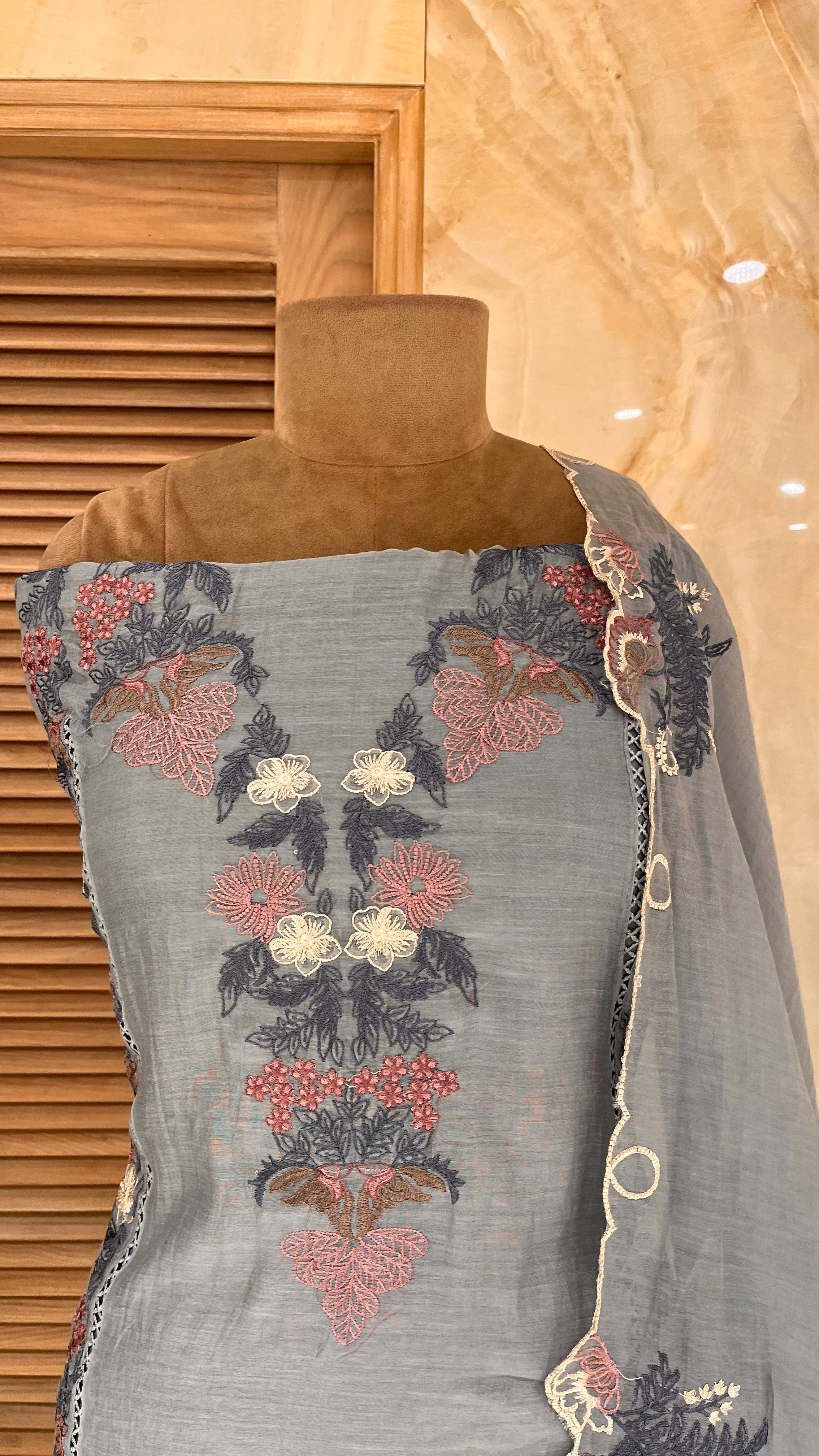 GRACEFUL TRADITIONAL UNSTITCHED SUIT SET