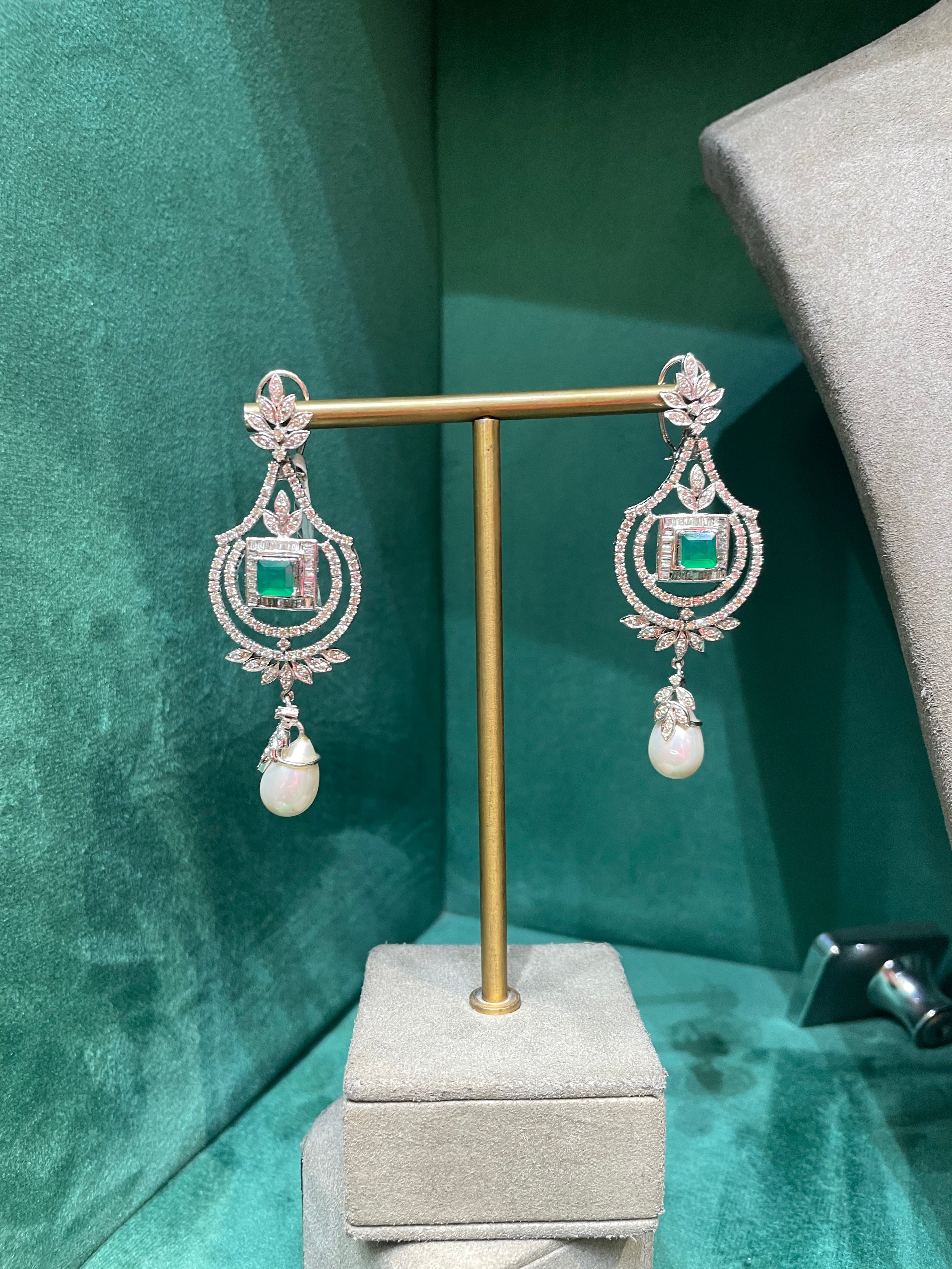 THE EMERALD MODERNIST NECKLACE