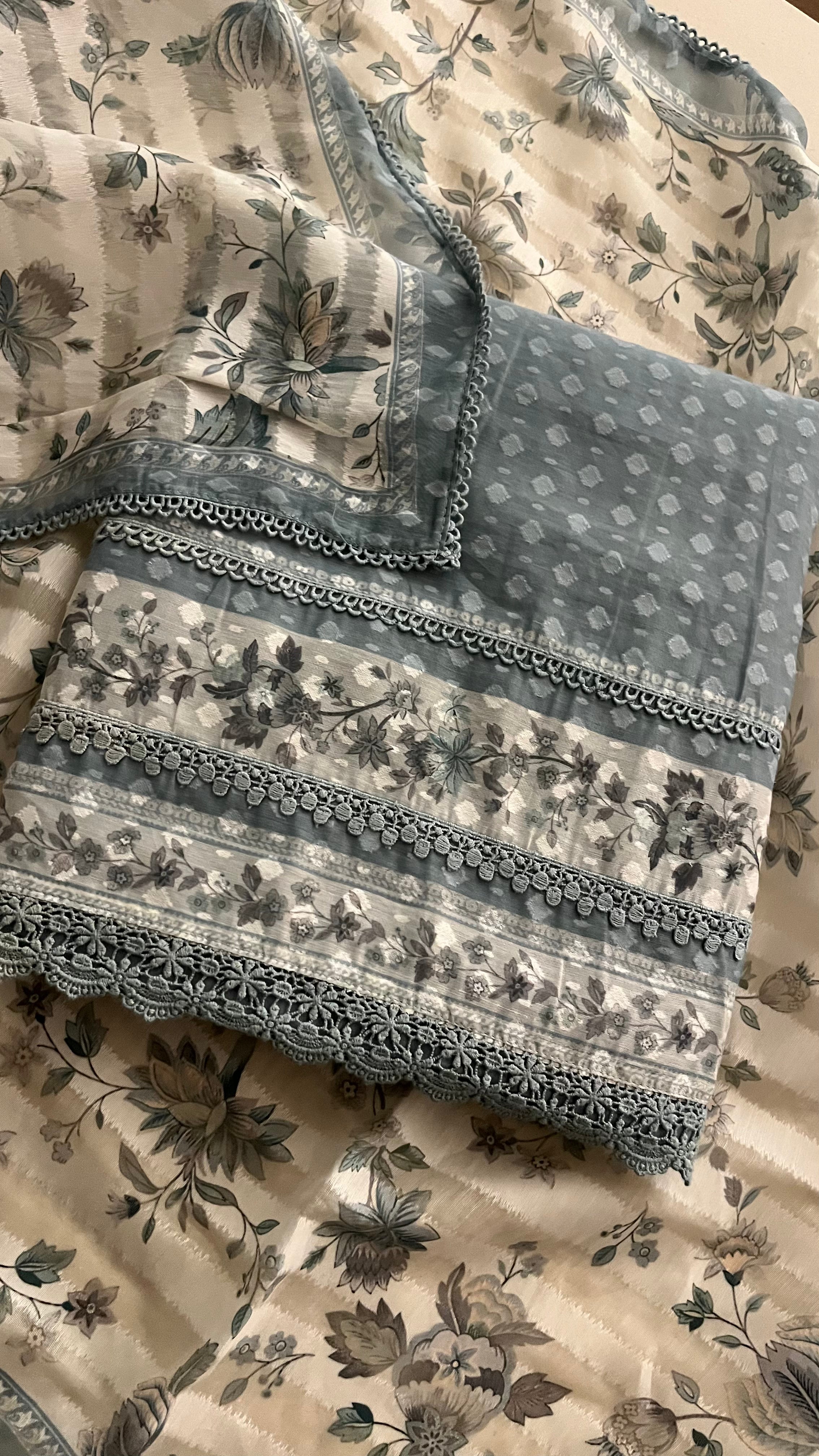 GREY FLORAL PRINTED UNSTITCHED SUIT SET