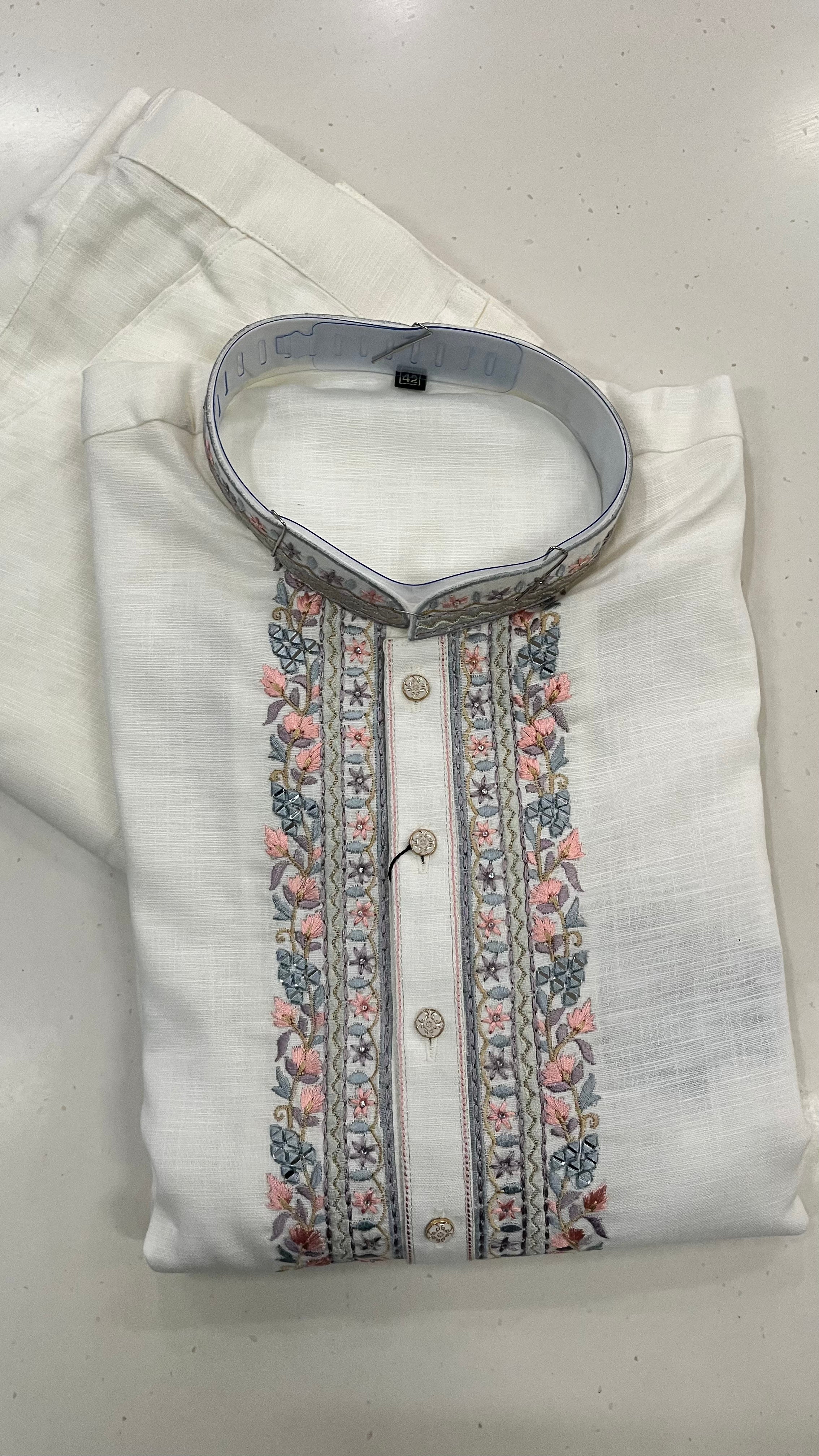 MEN'S EMBROIDERED KURTA PAJAMA SET – OFF WHITE