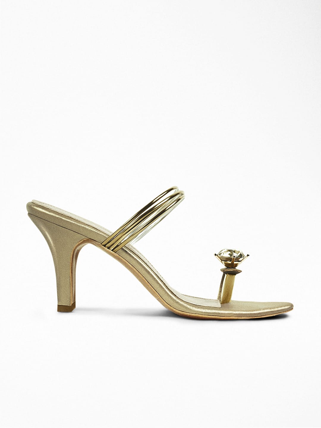 Antique metallic strap with solitaire on toe ring