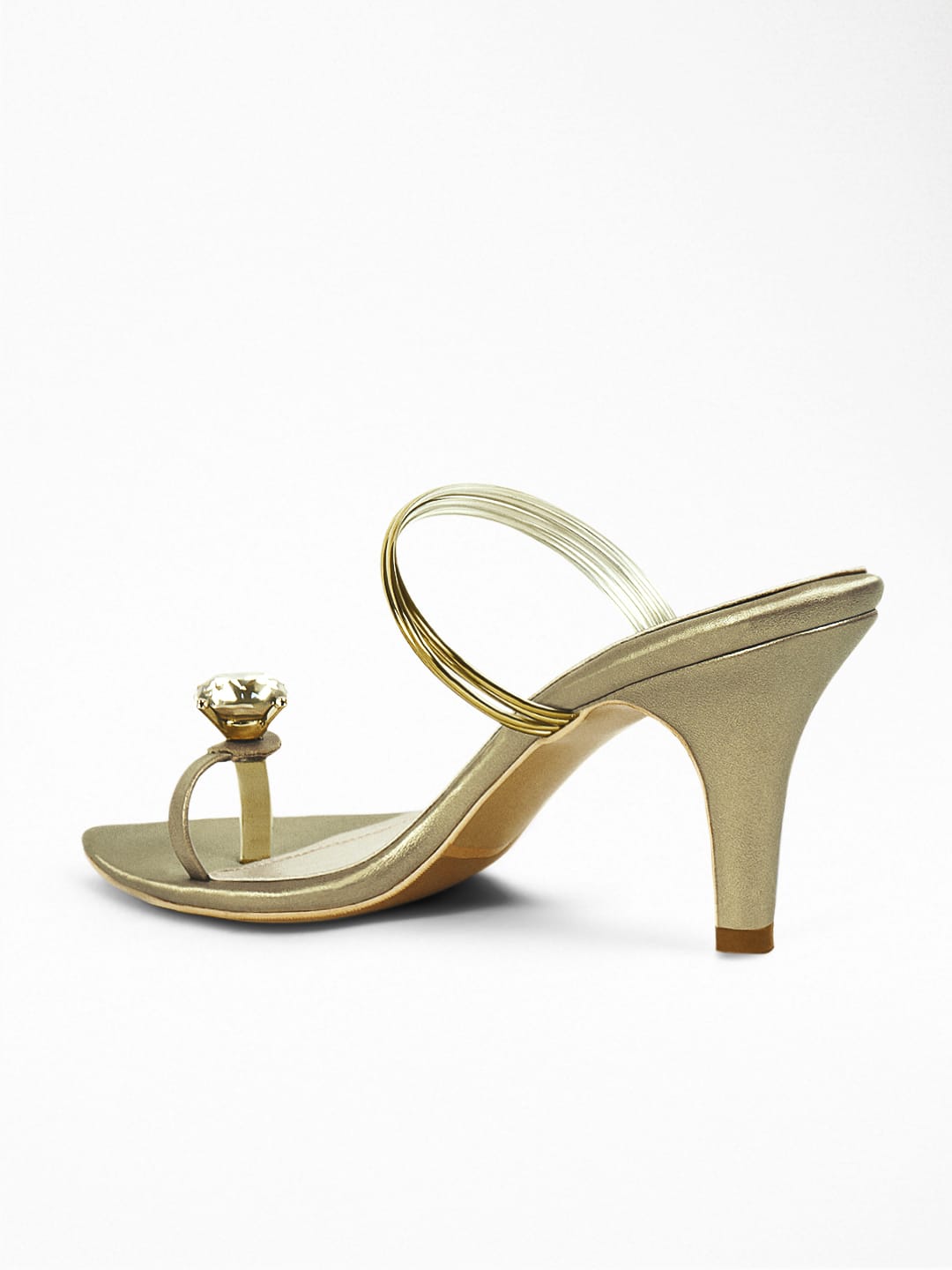 Antique metallic strap with solitaire on toe ring