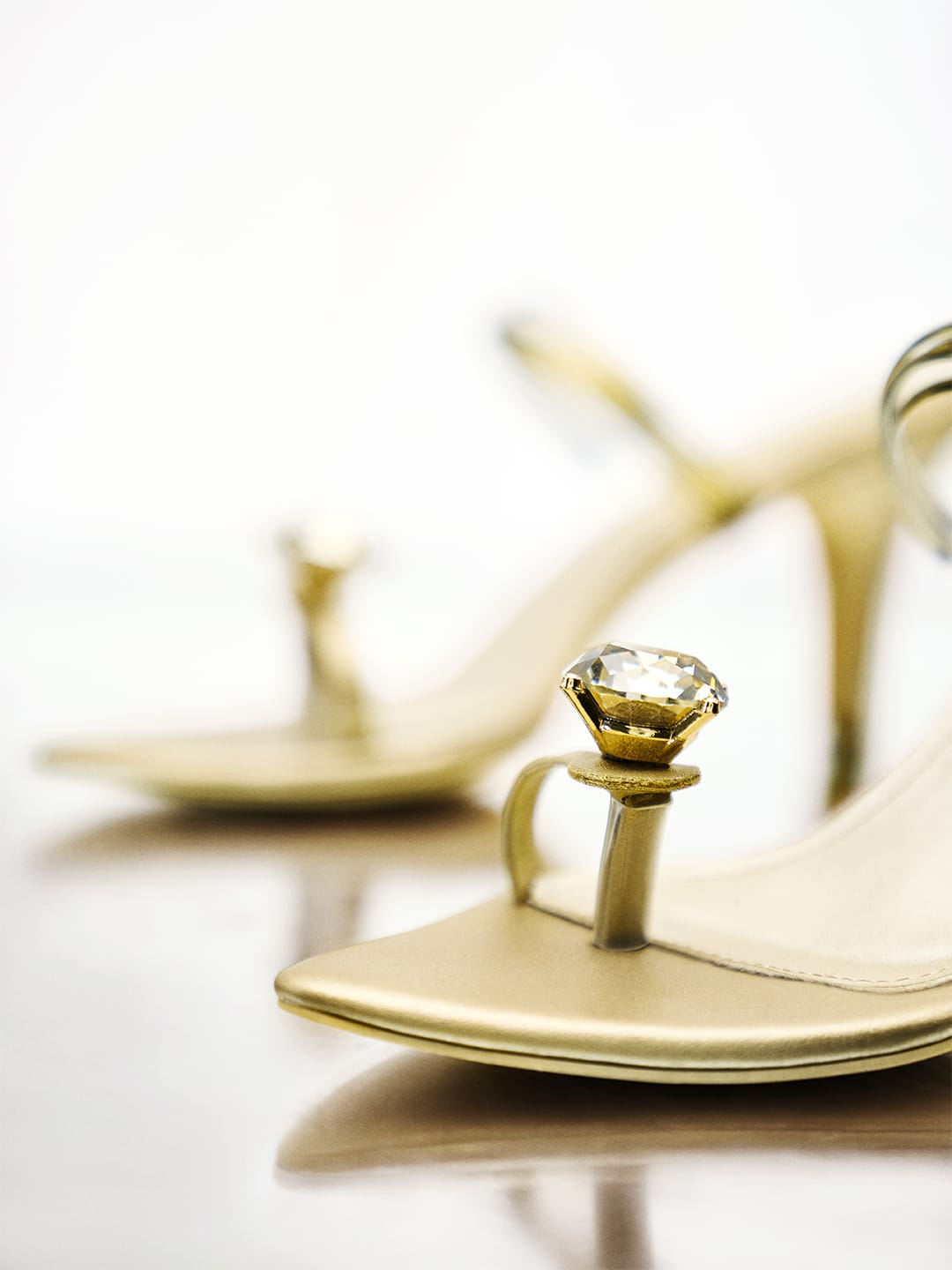 Antique metallic strap with solitaire on toe ring