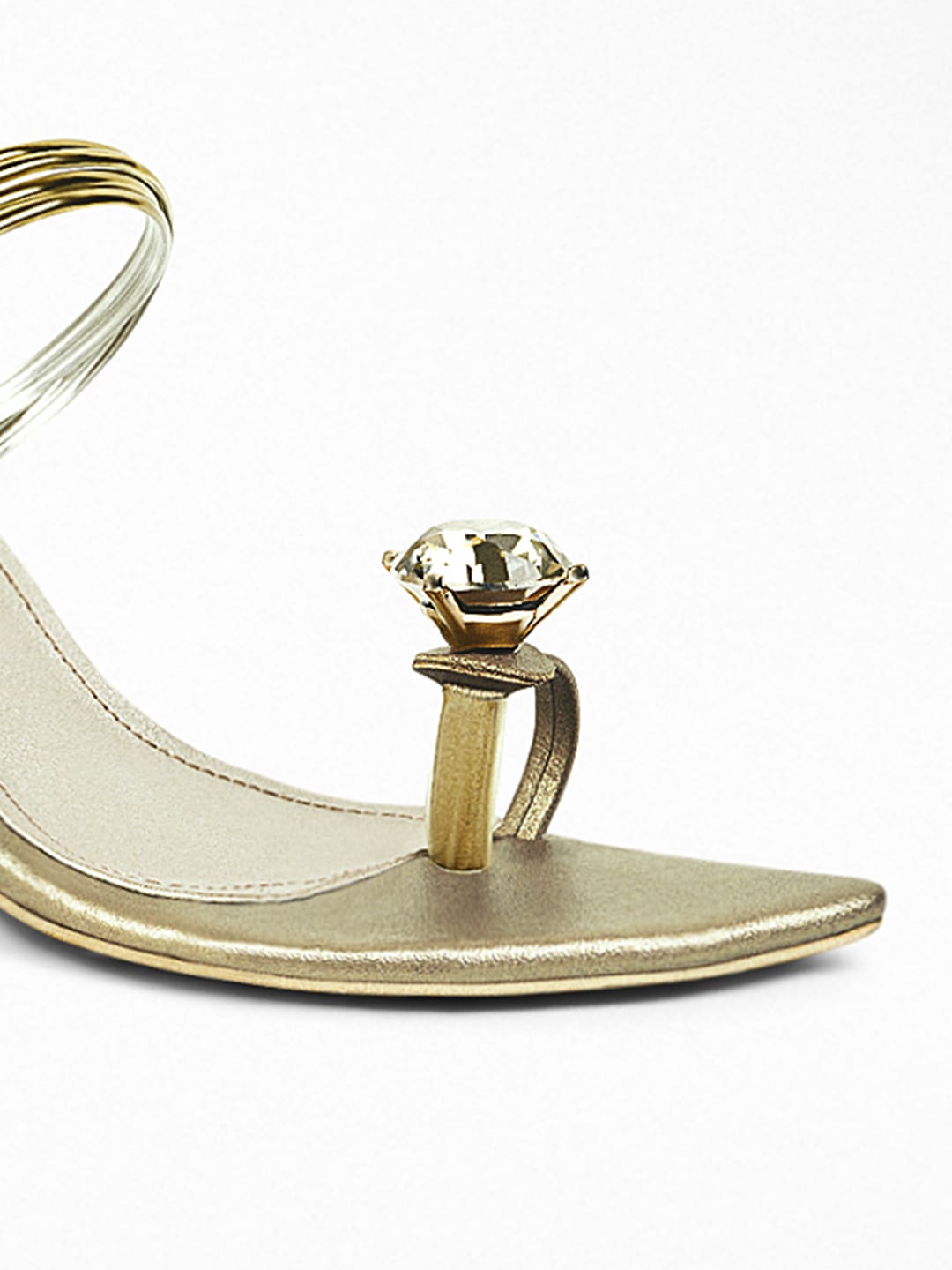 Antique metallic strap with solitaire on toe ring