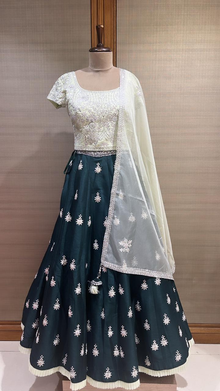 Opulent Elegance: Lehenga Choli Set with Zardozi Embellishments