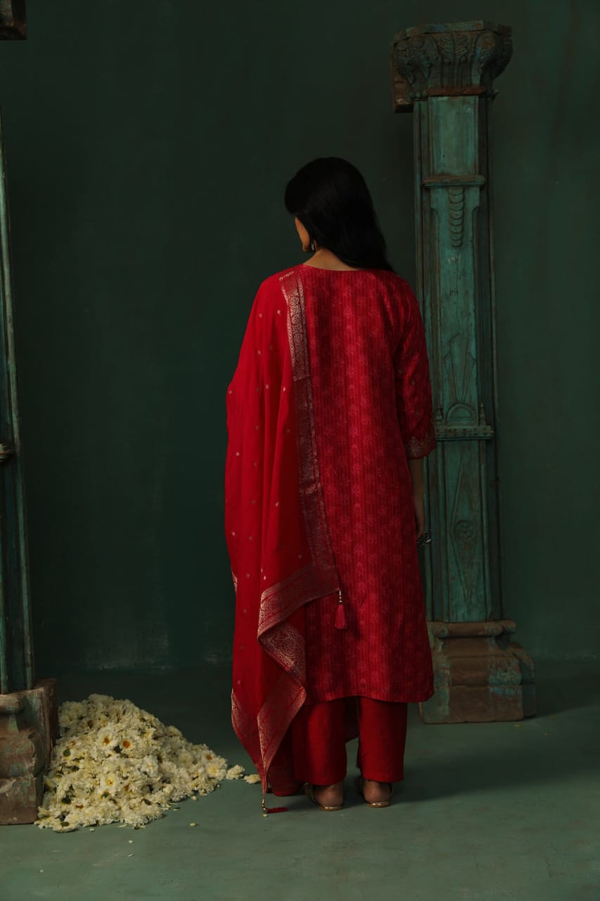 PINK DOLA JACQUARD STRAIGHT FIT SUIT SET (WITH PANTS AND DUPATTA)