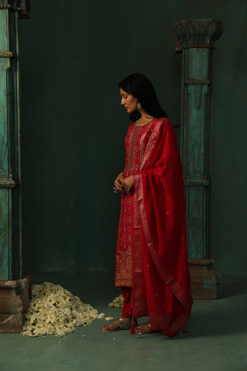 PINK DOLA JACQUARD STRAIGHT FIT SUIT SET (WITH PANTS AND DUPATTA)