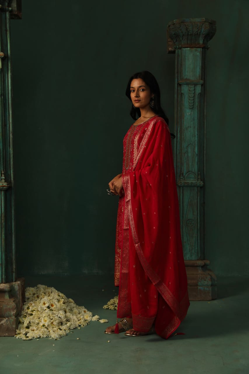 PINK DOLA JACQUARD STRAIGHT FIT SUIT SET (WITH PANTS AND DUPATTA)