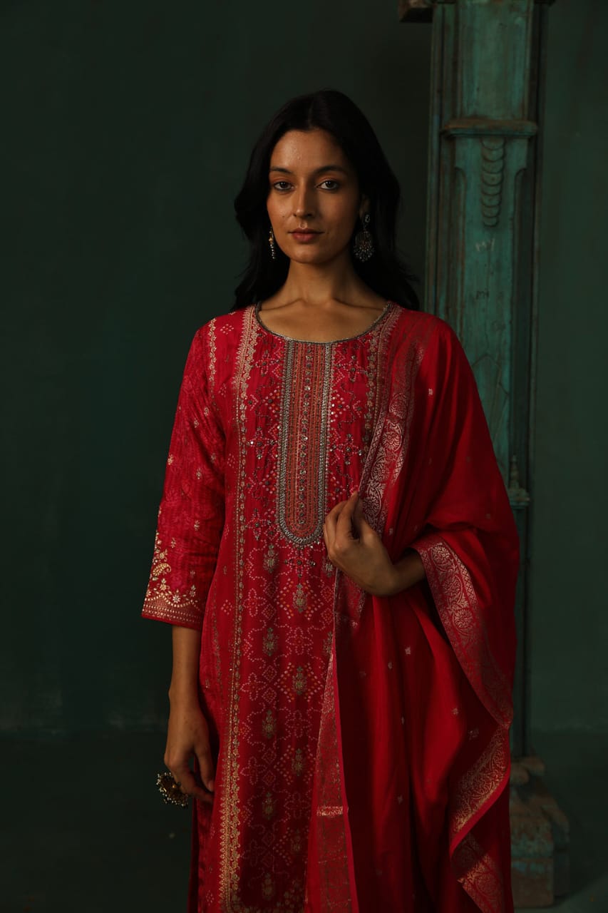 PINK DOLA JACQUARD STRAIGHT FIT SUIT SET (WITH PANTS AND DUPATTA)