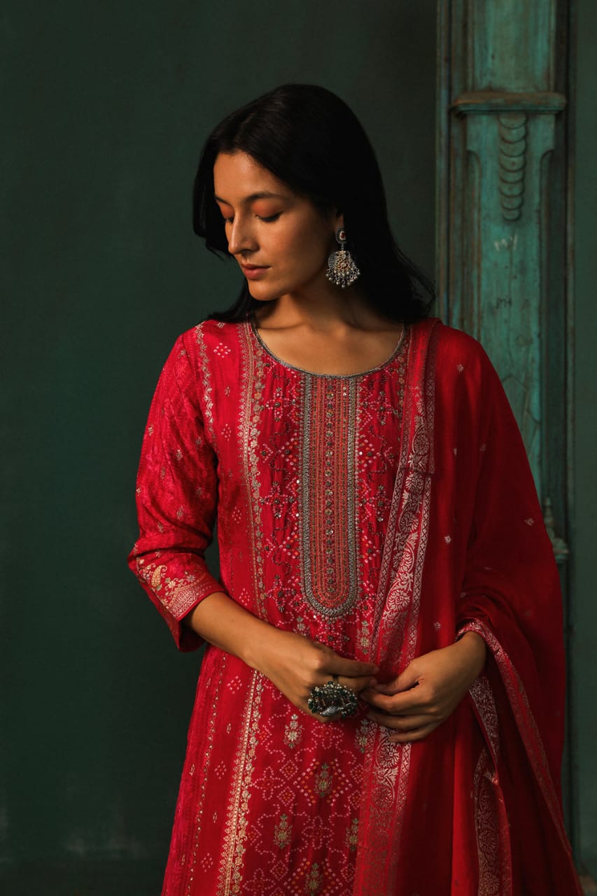 PINK DOLA JACQUARD STRAIGHT FIT SUIT SET (WITH PANTS AND DUPATTA)