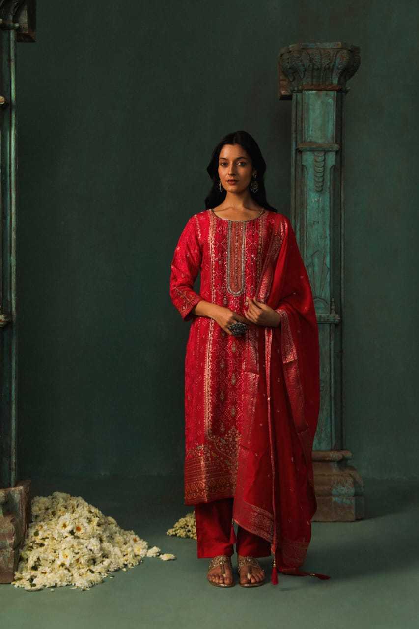 PINK DOLA JACQUARD STRAIGHT FIT SUIT SET (WITH PANTS AND DUPATTA)