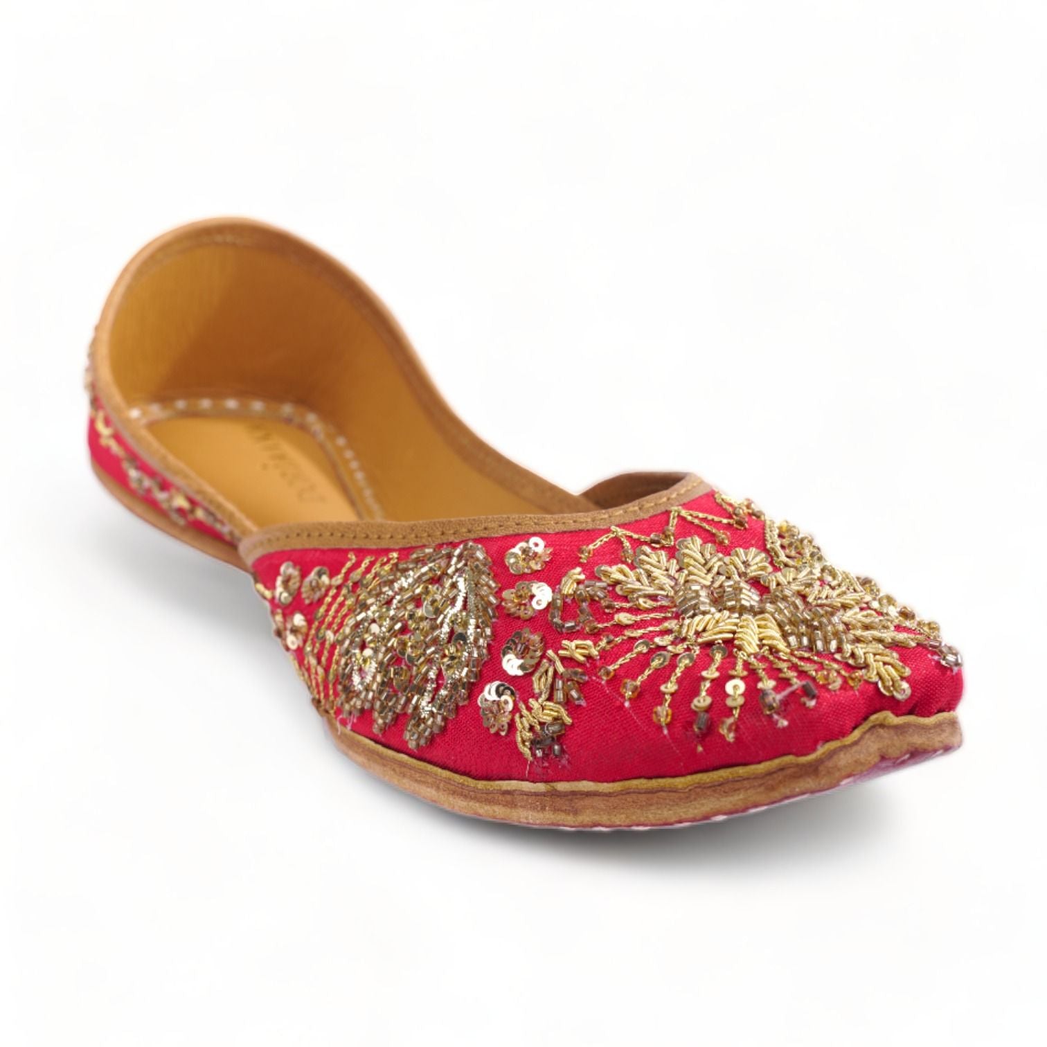 LASHKAARA in Rouge Tebe